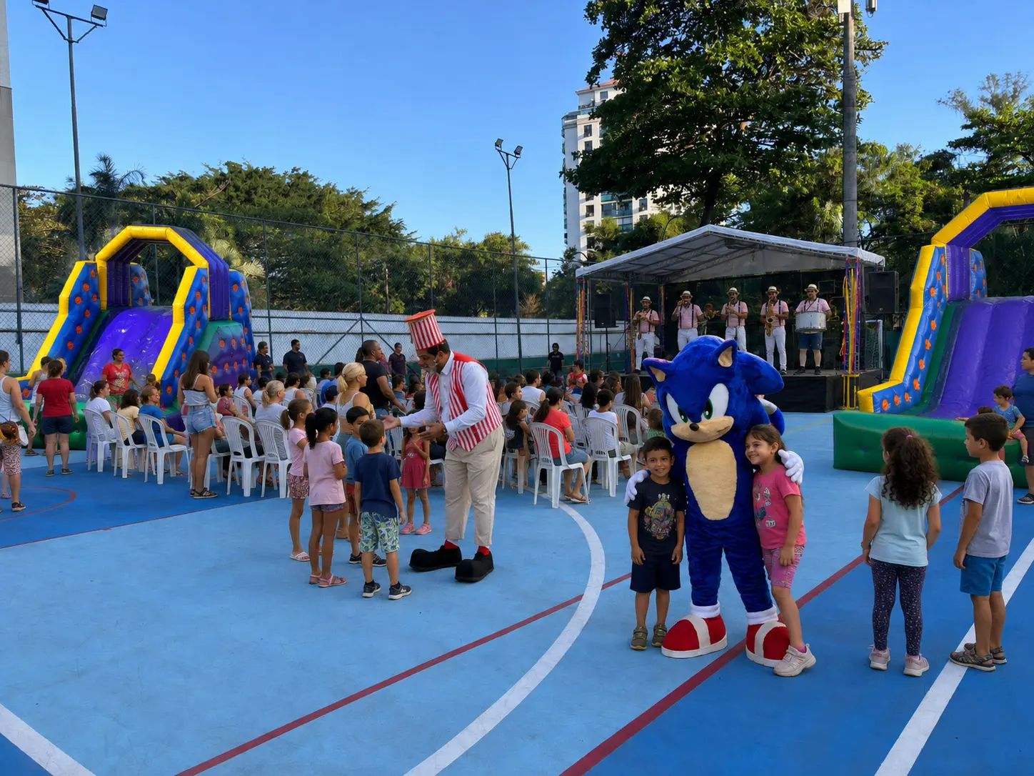 Demonstração do evento na quadra com palco, brinquedos e personagens