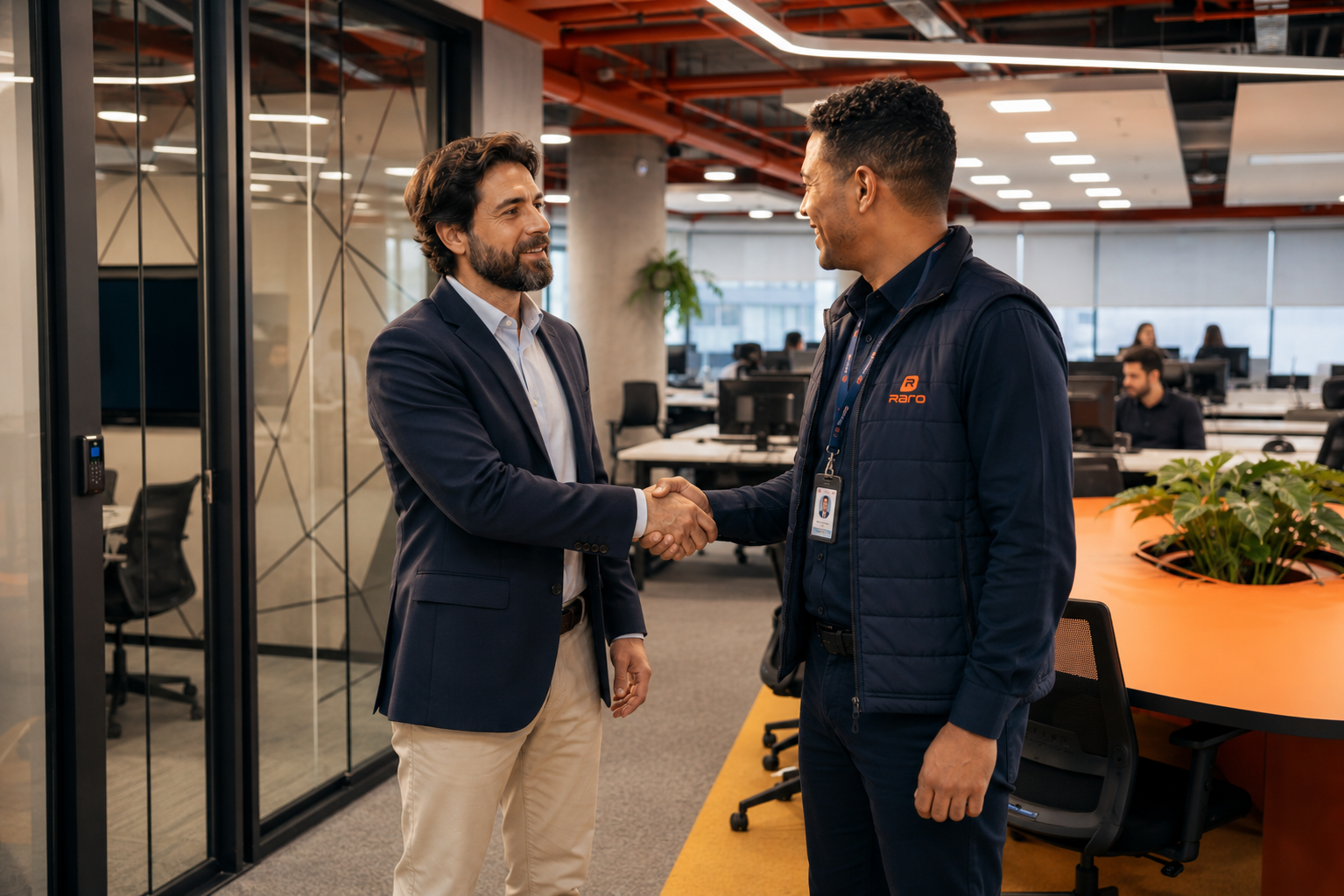 Especialista Raro conversando com cliente empresarial